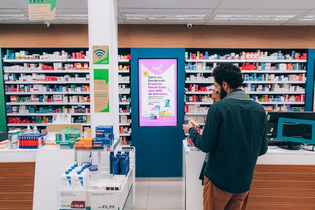 Eletromidia e RD Saúde unem retail media e telas de rua no Brasil