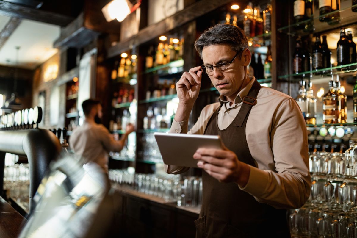 Vendas de bares e restaurantes crescem 12,1% em julho segundo índice da Stone