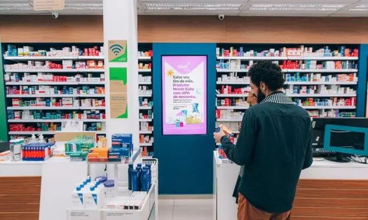 Eletromidia e RD Saúde unem retail media e telas de rua no Brasil