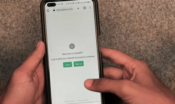 OpenAI inicia testes de anúncios no ChatGPT para usuários brasileiros